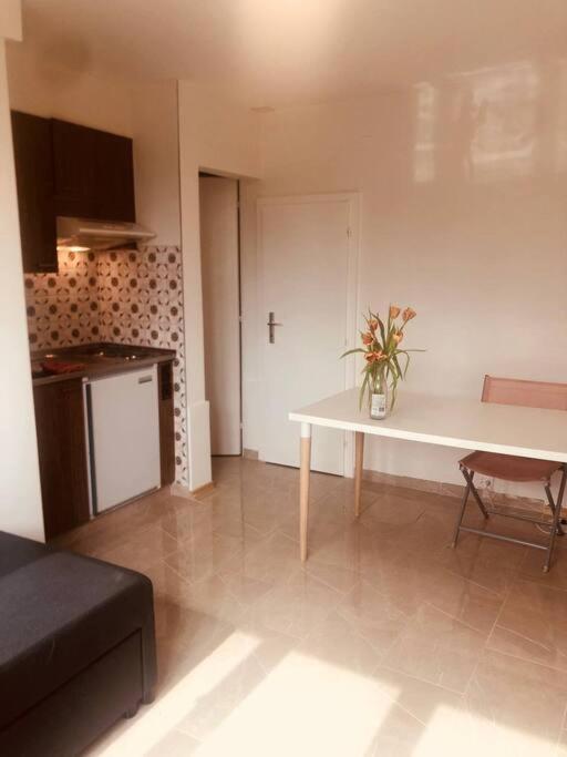 Sweet, Light, Simple Studio- Free Parking Nearby